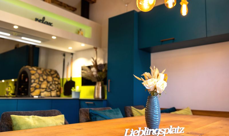 Esstisch vor der Küche