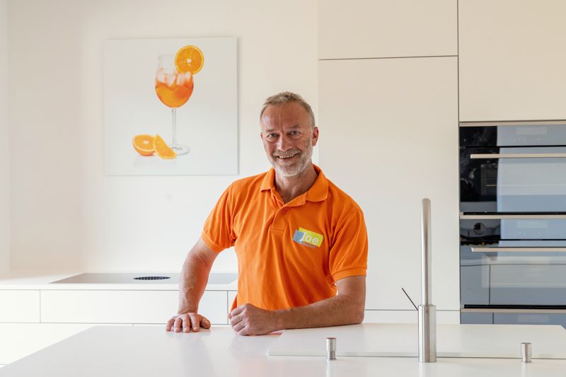 Andreas Halbeisen, Inhaber der Joe Schreinerei, in einer fertigen Küche