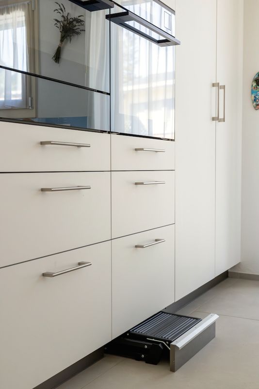 Hochschrank mit Schubladen